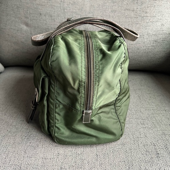 ❌❌❌❌ SOLD ❌❌❌❌

Prada Green Satchel with Leather Handles and Logo - Picture 4 of 14